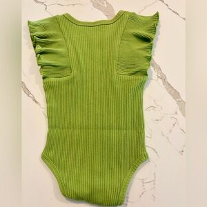 12m girls. Bodysuit. Green. Fluttersleeve.